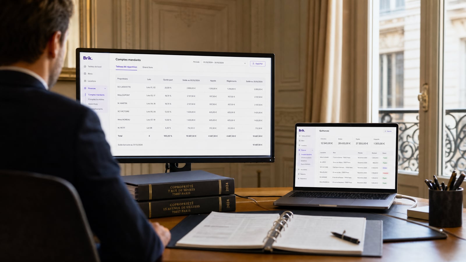 Contrat prêt à signer dans un parapheur, écran des comptes mandants à côté