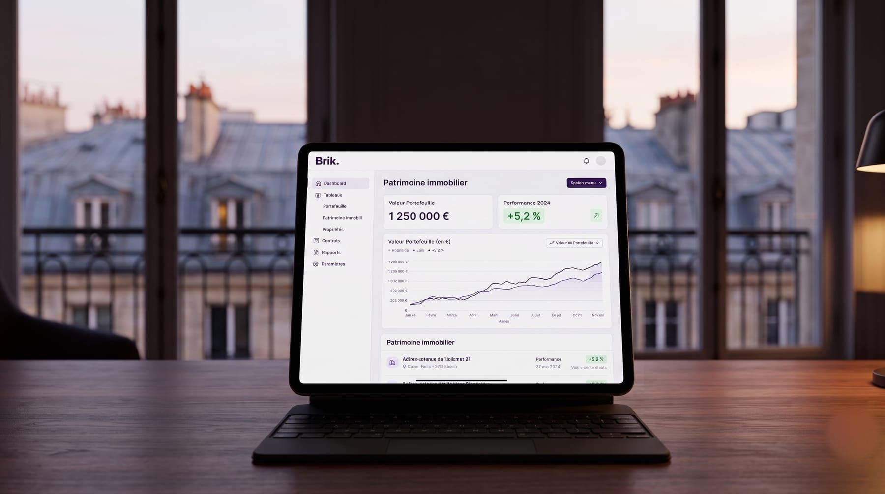 Tablette affichant la valeur et la performance d'un portefeuille immobilier