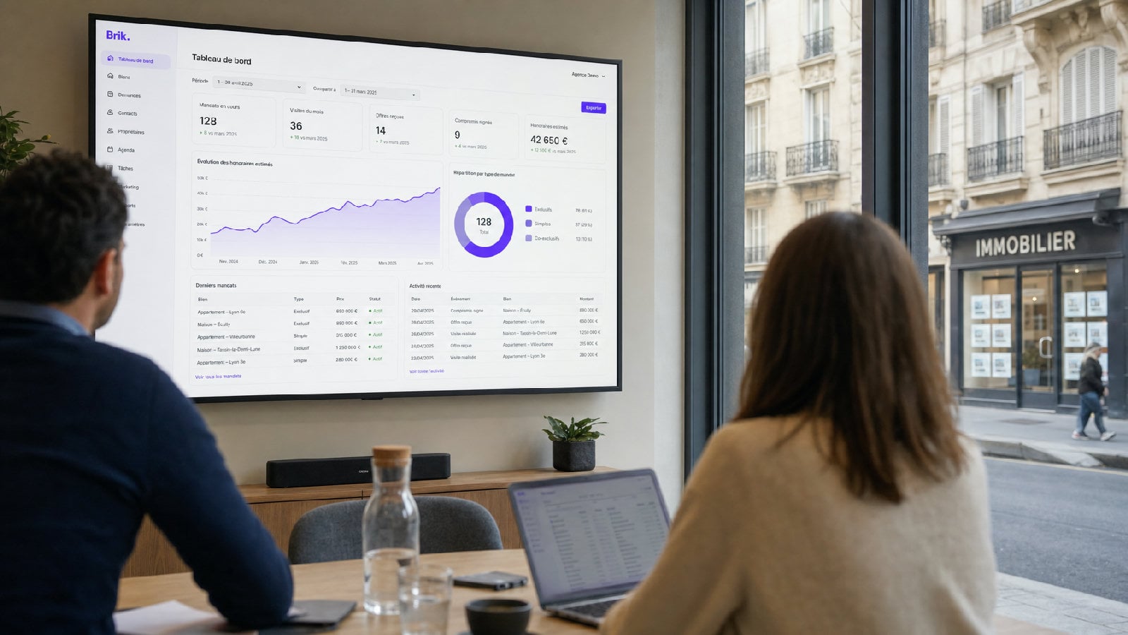 Tableau de bord d'activité d'agence projeté en réunion : mandats, visites, offres et honoraires